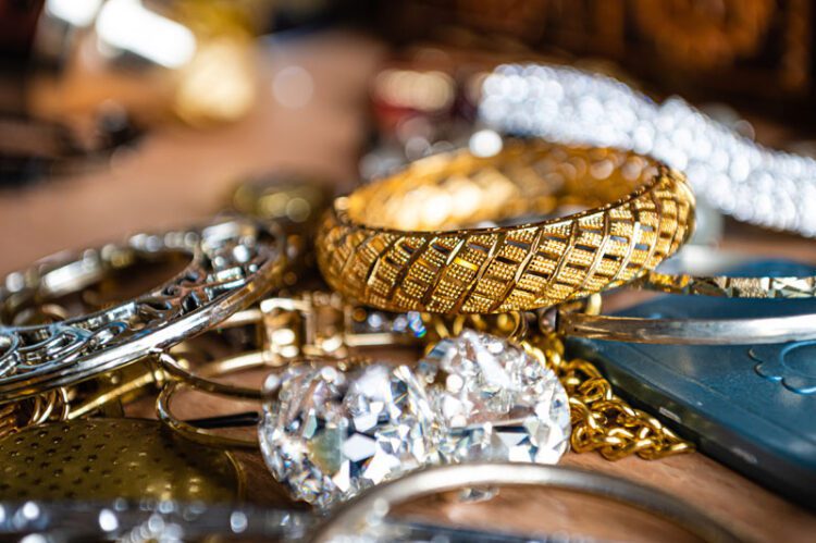 Investing in Elegance: The Financial Aspects of Gold and Jewelry Trade