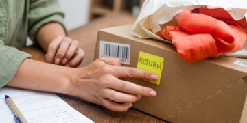 Navigating the Reverse Logistics Maze: From Returns to Resource Recovery